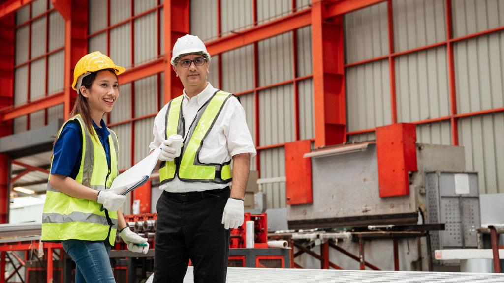 Artisan vérifiant la qualité des finitions sur un carrelage fraîchement posé